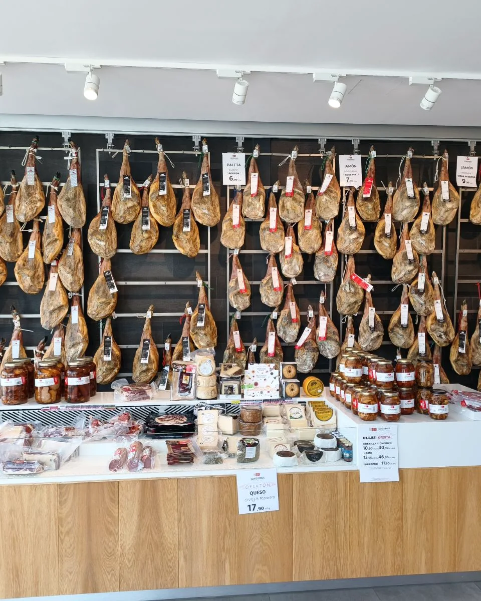Interior real de tienda con jamones, paletas y productos preparados para venta
