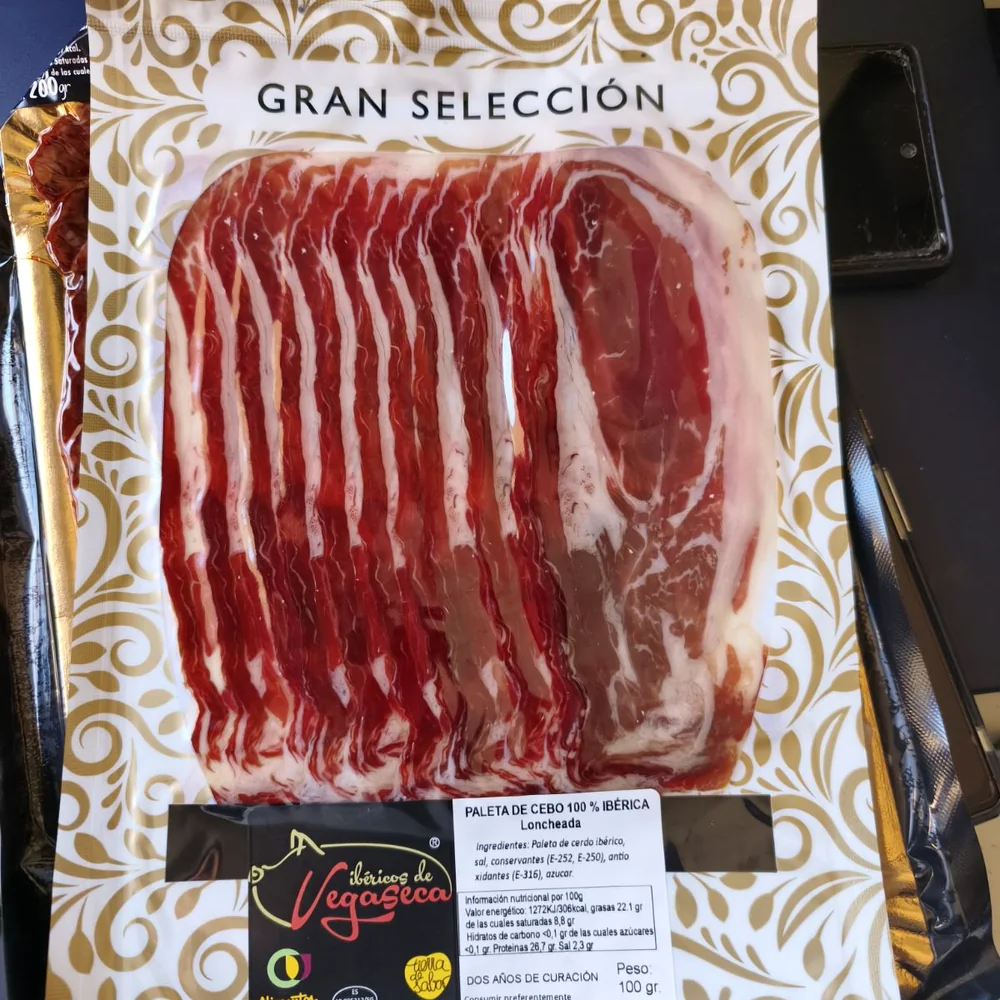 Paleta de cebo ibérica loncheada de Ibéricos de Vegaseca en su envase real